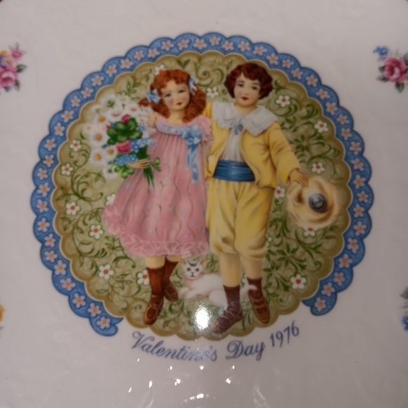 Vintage 1976 & 1977 Royal Doulton Valentine's Day Collector Plates - Picture 3 of 12
